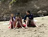 Obitelj živi u Los Angelesu, a slobodno vrijeme provode na plažama u Malibuu