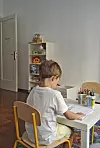 U kabinetu Reci R potiče se pristup okrenut djetetu, njegovim interesima, kronološkoj dobi i razvojnoj razini, oslanjajući se na njegove jake strane