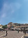 Trg Monastiraki s kojeg se vidi Partenon.