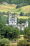 U osobnom vlasništvu kraljice Elizabete je imanje Balmoral u Škotskoj
