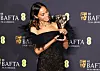 Zoe Saldana, proglašena najboljom sporednom glumicom, nije mogla skinuti pogled s nagrade