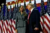 Melania je nosila dvodijelno sivo odijelo sa sakoom s dvorednim kopčanjem i naglašenim ramenima te uskom dugom suknjom uz što je iskombinirala i crne lakirane salonke