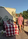 Haljina slavljenice također je bila u crvenoj bijelim tonovima