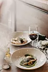Ugodna i topla atmosfera objedinjuje četiri koncepta: francusku pekarnicu, bistro, bar i pizzeriju.