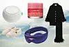 TUFT & NEEDLE + SNOOZ White Noise Machine svojim bijelim šumom umirit će i najnemirnije spavače/ LANEIGE Lip Sleeping Mask Berry hidratantna maska za usne/ ELBSAND, ZALANDO Mekane, čupave papuče prljavo bijele boje/ MANTA SLEEP Premium maska za oči koja osigurava potpuni mrak/ SLEEPER Pidžama od najfinije svile s pernatim detaljima
