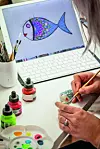 Danijela se posvetila i kreativnom radu, pa tako skupljanja i oslikavanj kamenja koje prodaje galerijama kao suvenire