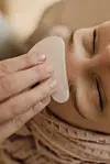 Ako ste u posljednje vrijeme posjetili stranicu bilo kojeg beauty brenda, zasigurno ste primijetili glatku pločicu naziva Gua sha.