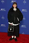 Billie Eilish također je odlučila obući bijelu košulju i kravatu