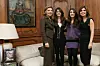 Udovica svrgnutog iranskog šaha, Farah Diba Pahlavi 2008. u svom apartmanu u Parizu sa snahom Yasmine i unukama Noor te Iman