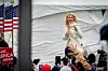 Tužbom se želi povratiti milijun dolara koji su navodno izravno usmjereni u obiteljsku tvrtku Trumpovih.