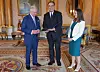 Kralj Charles III. s guvernerom Andrewom Baileyjem i njegovom zamjenicom Sarah John