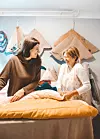 Veronika i Ela ručno izrađuju prostirke od lana