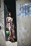 Kaftan-haljinu Lana kombinira za dnevne i večernje prilike