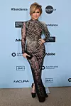 Za premijeru svog prvog filmskog mjuzikla J. Lo je odjenula večernju haljinu s efektom paukove mreže Valdrina Sahitija