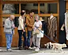 Škotski glumac Ewan McGregor uhvaćen je u dnevnoj šetnji s djevojkom Mary Elizabeth Winstead i svojim roditeljima.