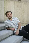 Sin zagrebačke glumice završio je studij fizike, a paralelno se bavi i glazbom