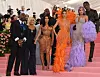 Corey Gamble, Kris Jenner, Kanye West, Kim Kardashian West, Kendall Jenner, Kylie Jenner i Travis Scott na njujorškoj večeri Met Gala 2019.
