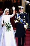 Mladenka je nosila vjenčanicu Valentino i tijaručiji su biseri zamijenjeni dijamantnim zvijezdama