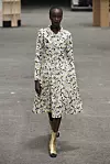 Haljina kroja ogrtača kuće Chanel.