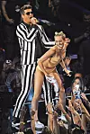 Kontroverzni nastup s Robinom Thickeom na dodjeli MTV Music Awards 2013.