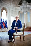 Omiljena boja joj je plava, a odjeća koju nosi kao predsjednica izrađena je po mjeri