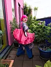 Zandra Rhodes karizmatična je britanska tekstilna dizajnerica, poznata po miješanju jarkih boja i kul uzoraka.