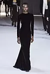 Haider Ackermann predlaže minimalističku, dugačku crnu haljinu
