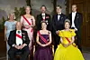 Kraljevska obitelj (sjede): kralj Harald V., princeza Ingrid Alexandra, kćer prinčevskog para i kraljica Sonja, (stoje): Marit Tjessem, majka Mette Marit, pa princeza Mette-Marit, njezin suprug, princ Haakon, njihov sin, princ Sverre Magnus i njezin sin Marius Borg Hoiby