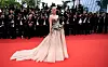 Elle Fanning nije mogla proći nezapaženo kada se pojavila u haljini modne kuće Alexander McQueen. Haljina se sastojala od strukturiranog, ukrašenog steznika i ogromne suknje od tila, a kosu je odlučila podići u elegantnu punđu.