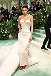 Kylie Jenner na Met Gali 2024. u kreaciji Oscara de la Rente