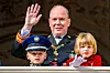Princ Albert s djecom pozdravlja ljude s balkona palače