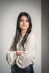 U slobodno vrijeme sluša svoj stalni glazbeni ”soundtrack” uz liniju, gramofon i ploče koji joj zamjenjuju TV koji nema kod kuće