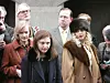 Engleska glumica Mia McKenna-Bruce u ulozi Jane Andrews s Ophelijom Lovibond koja u seriji glumi jedan od sporednih likova, lady Alexandru Lindo-Parker