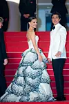 Natalie Portman odlučila se za balsku haljinu koju su mnogi prozvali najljepšom na cijelom festivalu. Glumica je odabrala repliku kultnog modela ‘Junon‘ koji se čuva u njujorškom Metropolitan muzeju, a dio je 1949-1950 jesen/zima kolekcije s potpisom Christiana Diora.