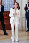 Kraljica Letizia chic odijelo iskombinirala je na trendi bijele tenisice i statement naušnice