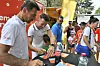 Ivan Dodig i Ivan Perisić dijele autograme.