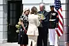 Američki predsjednik Joe Biden, s cvijećem u ruci, i prva dama Jill Biden s Olenom Zelenskom
