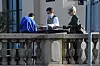 Rami i Lucy konobaru su pomogli u hotel odnijeti hranu i piće.