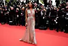 Naomi Campbell ove je godine imala više senzacionalnih lookova u Cannesu, ali mnogima je favorit svjetlucava srebrna haljina modnog brenda Celine. Izgled je upotpunila upečatljivim sunčanim naočalama i debelom narukvicom.