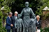 Kipar Ian Rank-Broadley, Charles Spencer i Lady Sarah McCorquodale pored skulpture u spomen na pokojnu princezu od Walesa u parku palače Kensington u Londonu.