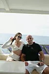 Kako su se već dobro poznavali kao prijatelji, zajedno su počeli živjeti već nakon mjesec dana veze