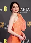 Emma Stone s opuštenom pletenicom i uvijenim pramenovima
