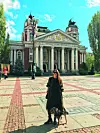 Sara Renar sa svojom ljubimicom Burom ispred Narodnog kazališta Ivan Vazov u glavnom bugarskom gradu.