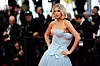 Manekenka Elsa Hosk je odjenula neobičnu haljinu luksuznog modnog brenda Viktor & Rolf koja se sastoji od blago nakošene haljine od tila preko korzeta nude boje.