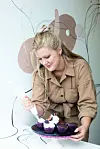Iva ukrašava cupcakese kremom od bijele čokolade.