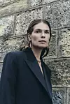 Sako GOLDEN GOOSE Nicolas Concept Store; naušnice LIÉ STUDIO, Garderoba Concept Store; ogrlica PRAHIR