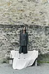 Sako i suknja MARIJA KULUŠIĆ; ogrlica, naušnice i prsten, sve PRAHIR; prsten BY MALENE BIRGER, Garderoba Concept Store; čizme SPORTMAX, Max Mara