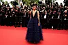 Ruska manekenka Irina Shayk uzdrmala je strasti modnim odabirima na ovogodišnjem Filmskom festivalu u Cannesu, ali haljina koja nije privukla pažnju kao njezini ostali outfiti je plava Armani Privé haljina. Složit ćete se s nama da je ovo njezino najbolje izdanje cijelog Festivala.