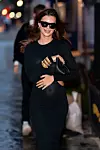 Emily Ratajkowski prošetala je New Yorkom nakon objave da je trudna. Tijekom šetnje nije skidala osmijeh s lica.