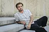 Najčešće sklada noću, kada ima potreban mir, a svira posvuda, često dok gleda serije